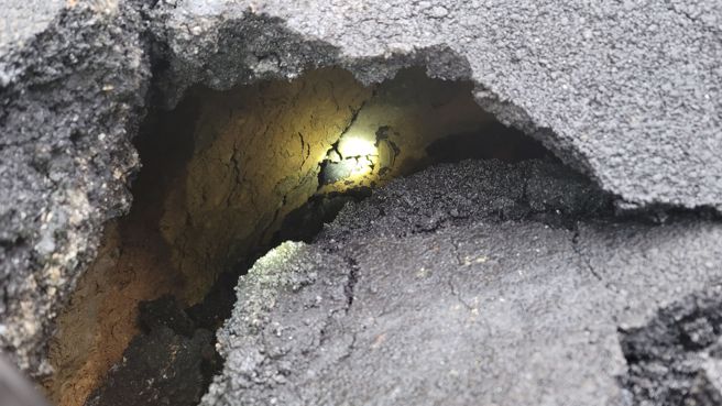 今（18）日下午16时42分许，台北市南港路三段47巷跟昆阳街60巷交界出现路面坍塌。（图／民眾提供）