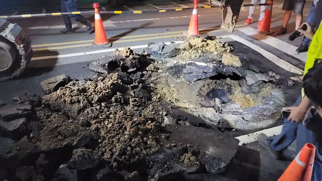 今（18）日下午16时42分许，台北市南港路三段47巷跟昆阳街60巷交界出现路面坍塌。（图／民眾提供）
