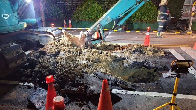 今（18）日下午16时42分许，台北市南港路三段47巷跟昆阳街60巷交界出现路面坍塌。（图／民眾提供）