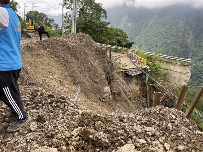 通往力行产业道路的重要联外道路投89线因落石不断与土石坍方再次中断交通。南投县政府提供