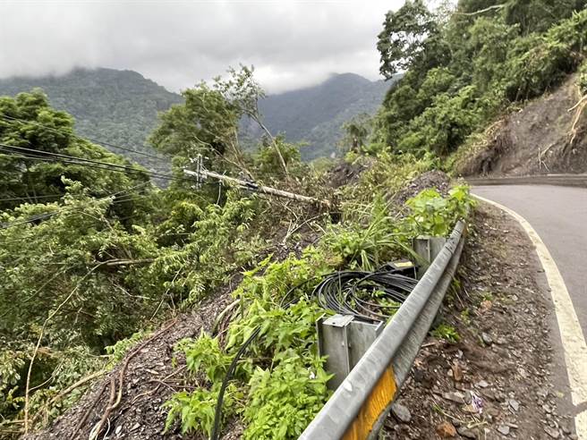 通往赏枫知名景点奥万大的重要联外道路投83线道路再次中断，工程人员持续抢通中。南投县政府提供