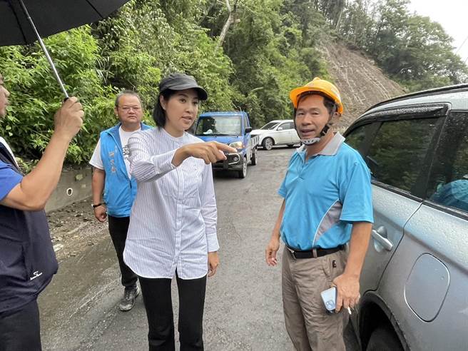 南投县长许淑华前往仁爱乡勘查已经抢通又塌陷交通中断的道路状况。南投县政府提供