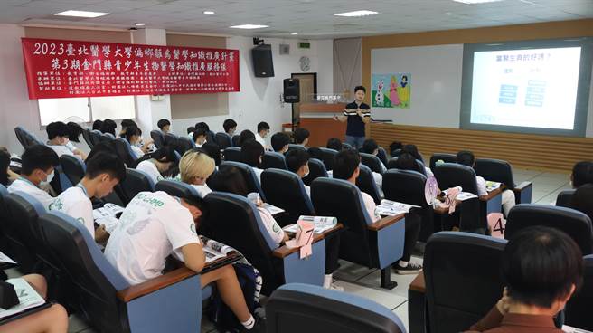 今年荣获全国优秀青年表扬的金门医院医师陈英杰，为营队学员分享公费医生的课程。(图／金门高中提供)