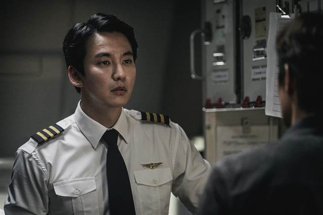 金南佶在《緊急迫降》中飾演機長。（車庫娛樂提供）