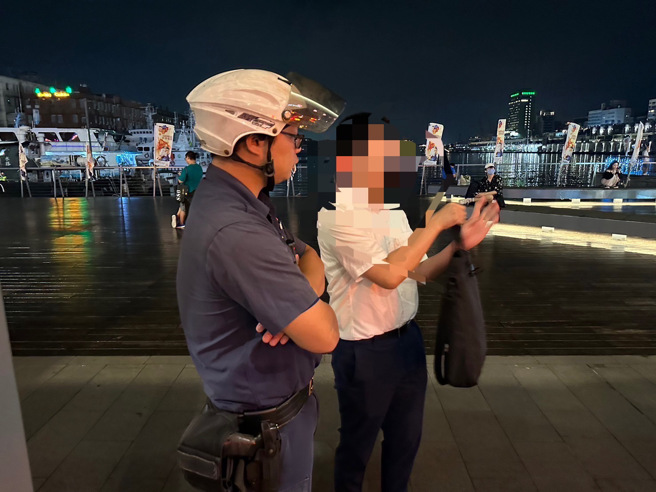 基隆昨（17）日晚间19时许，吴姓及黄姓2名男子在搭乘客运时，因为调整位置角度的问题，从台北吵到基隆，下车后2人仍持续争吵，惊动派出所员警到场调解才平息纠纷。（图／警方提供）