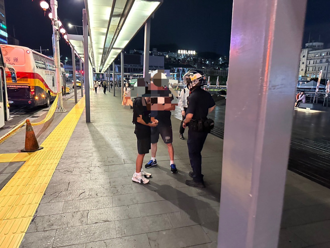 基隆昨（17）日晚间19时许，吴姓及黄姓2名男子在搭乘客运时，因为调整位置角度的问题，从台北吵到基隆，下车后2人仍持续争吵，惊动派出所员警到场调解才平息纠纷。（图／警方提供）