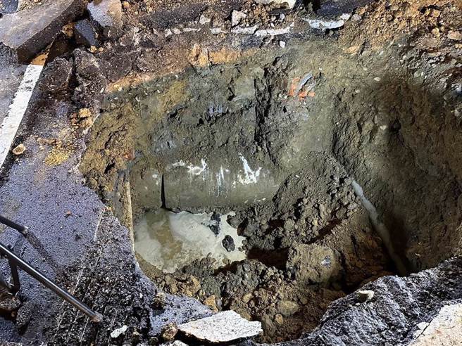 北市南港路三段出现一个坑洞，目前正在抢修中。（翻摄照片／林郁平台北传真）