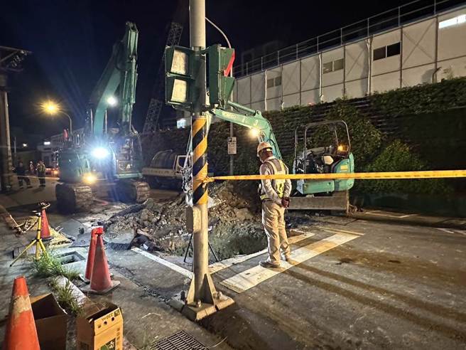 北市南港路三段出现一个坑洞，目前正在抢修中。（翻摄照片／林郁平台北传真）