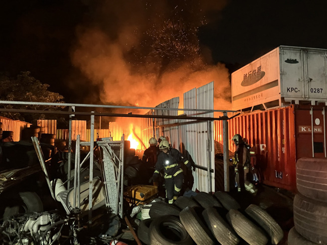 新北市泰山区黎明路49号今18日晚间20时35分发生一起火警。（翻摄画面）