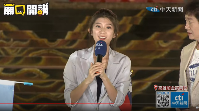 國民黨高雄市第8選區（前鎮、小港、旗津）立委參選人、「最美發言人」李明璇在廟口開講登台短講。（中天新聞提供）