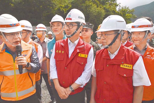 行政院長陳建仁(右)7日到高雄勘災時大讚市長陳其邁(中)，卻不忘黨同伐異酸南投。（資料照／柯宗緯攝）