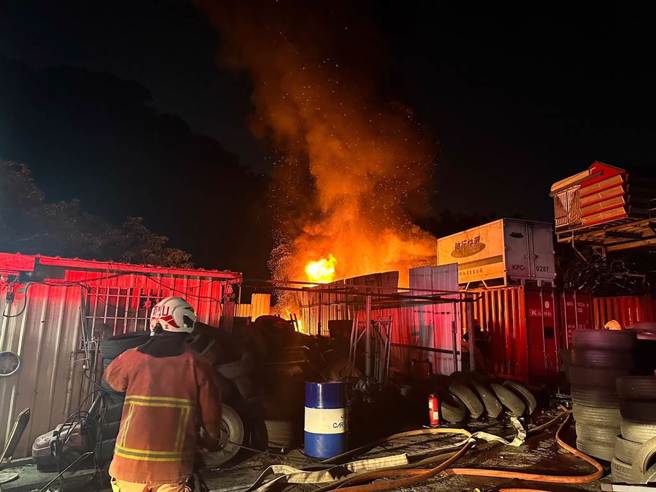 新北市泰山區黎明路一間輪胎倉庫，今(18)日晚間8時35分許傳出火警。(黃敬文翻攝)