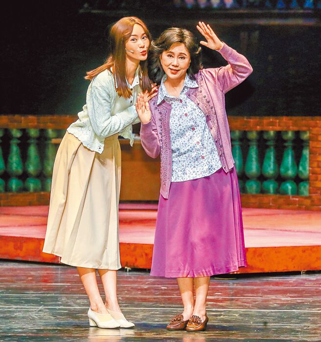 孙翠凤（右）、锺瑶在春河剧团舞台剧《叫我林彩香！》饰演一对母女。（粘耿豪摄）