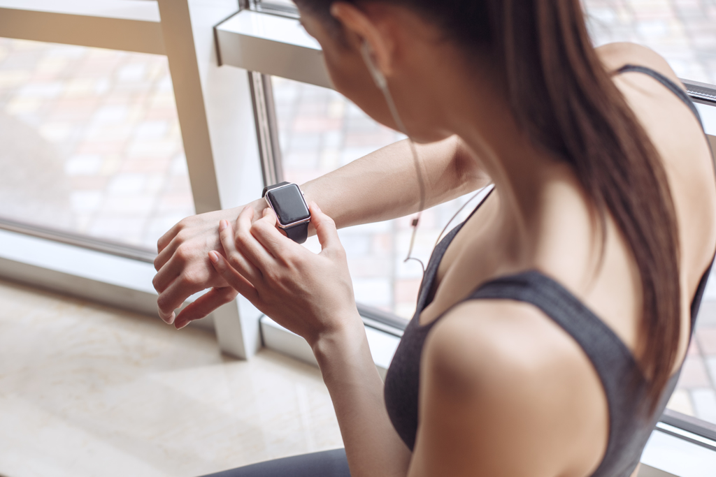 一項研究指出，高達95％的智慧手錶錶帶上殘留大量病菌，其中病菌數含量最高的前3名為布料、塑膠、橡膠等錶帶材質。（示意圖／Shutterstock ）