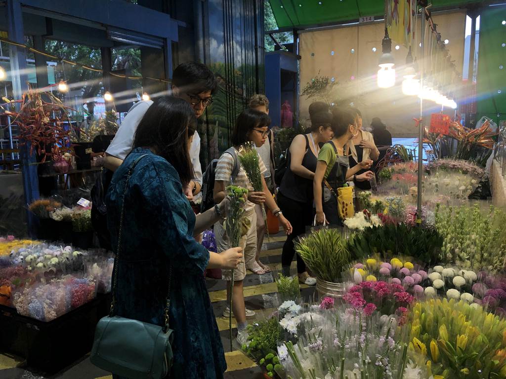 不少民眾趁著假日好天氣到建國花市買花。（張芷瑜攝）
