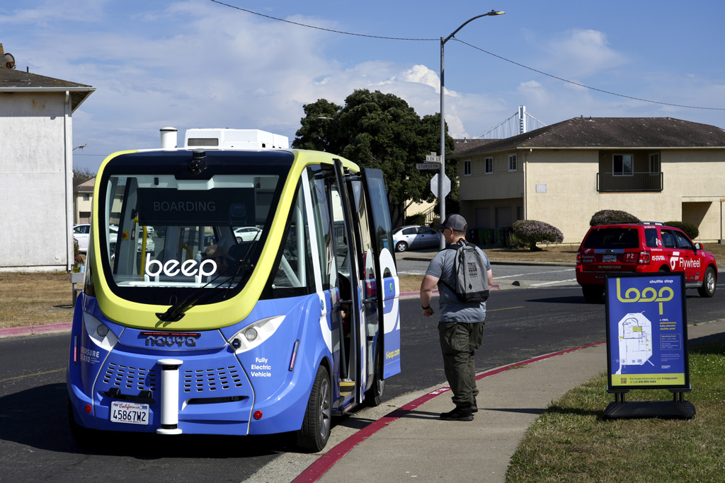 美国旧金山市着名景点金银岛16日起试办自动驾驶小型巴士Beep载客服务。（美联社）(photo:ChinaTimes)