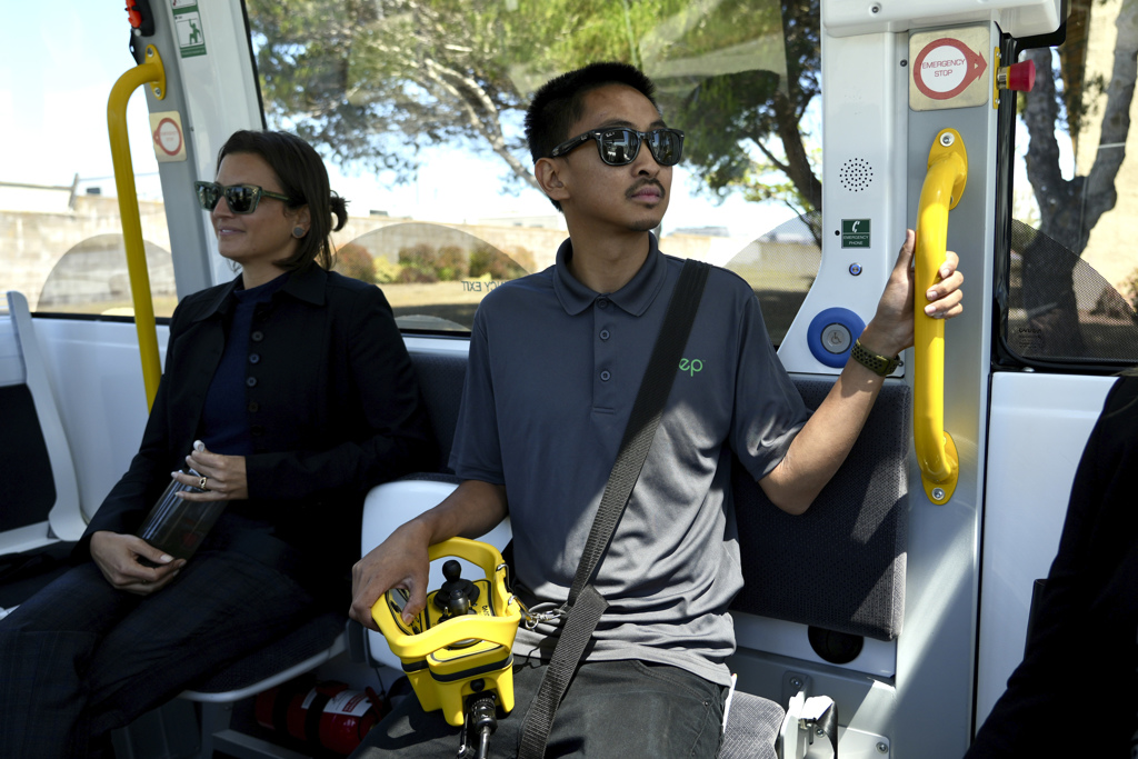 Beep小巴士会有一名随车人员，视情况随时以手持装置接手操控车辆。（美联社）(photo:ChinaTimes)