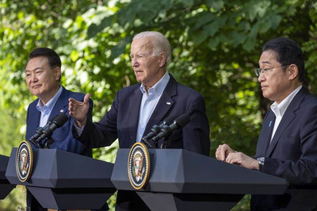 美国总统拜登（中）、日本首相岸田文雄（右）及韩国总统尹钖悦（左），于18日在华府近郊的「大卫营」举行历史性峰会，会后召开联合记者会。（美联社）(photo:ChinaTimes)