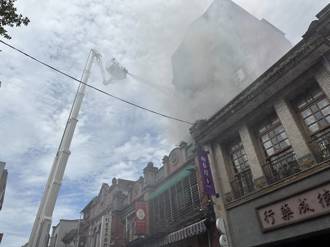 台北迪化街商圈火警！6樓狂冒濃煙  警消搶救無人傷