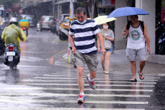 下班、外面玩的都小心！10縣市大雨特報 3縣市雷雨淹水警戒