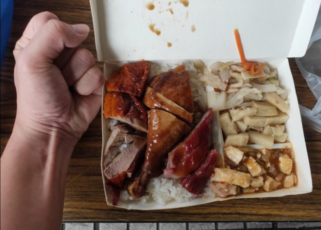原PO认为自己的三宝饭便当140原不合理，气到握拳，但不少人认为肉量非常多，还有整只鸡腿，140反而算便宜了。(图／PTT)