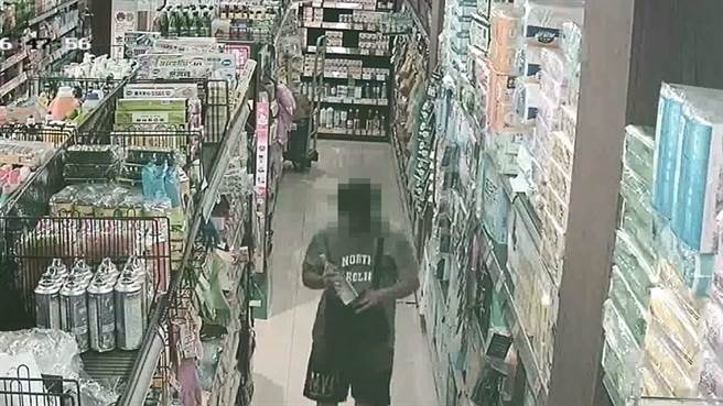 高雄市凤山区16日下午辖内共有2间超市遭窃。（高市凤山分局提供／杨舒婷高雄传真）