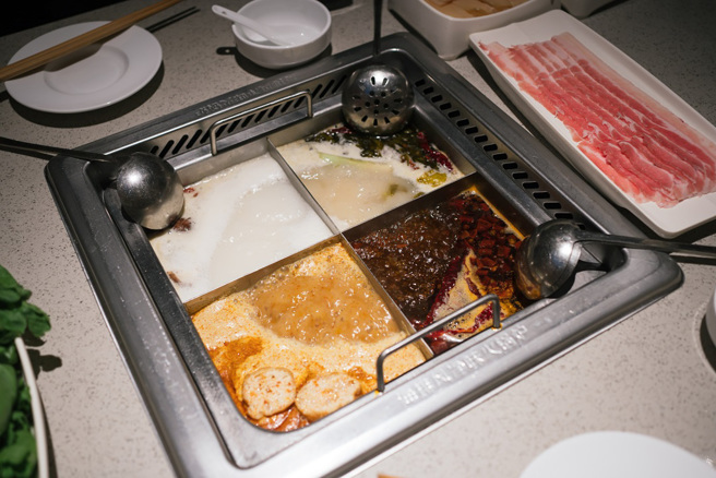 一名失恋的女网友到海底捞用餐，店员得知后送了2袋东西给她，还贴字条祝福「下一个会更好」。（示意图／Shutterstock）