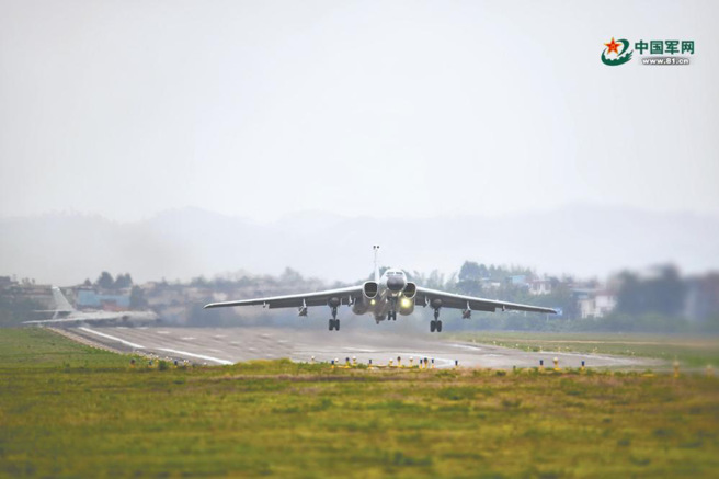 中国大陆针对副总统赖清德过境美国，宣布19日起，在台湾周边组织海空联合战备警巡，举行海空等兵力联合演训。图为今年4月，解放军针对蔡英文总统见美议长麦卡锡，举行联合利箭演习画面。（取自中国军网）