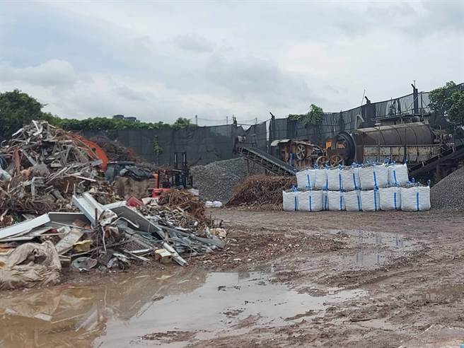 北港分局查获北部合法土资场掩盖滥倒业者，载运建筑废弃土在云林县沿海乡镇的农地滥倒。（北港分局提供）