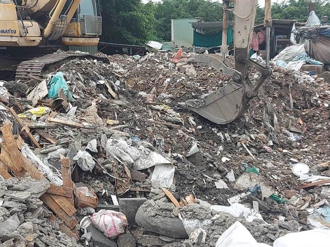 北港分局查获北部合法土资场掩盖滥倒业者，载运建筑废弃土在云林县沿海乡镇的农地滥倒。（北港分局提供）