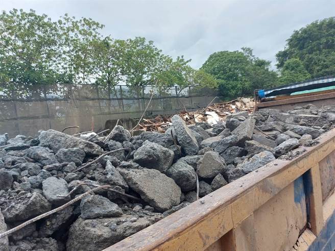 北港分局查获北部合法土资场掩盖滥倒业者，载运建筑废弃土在云林县沿海乡镇的农地滥倒。（北港分局提供）