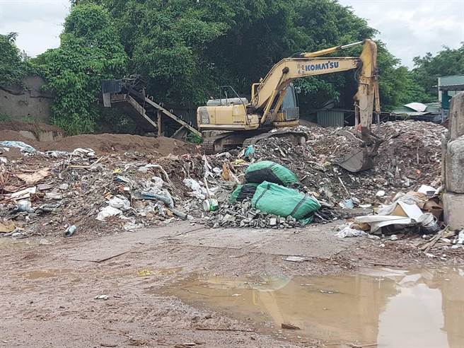北港分局查获北部合法土资场掩盖滥倒业者，载运建筑废弃土在云林县沿海乡镇的农地滥倒。（北港分局提供）