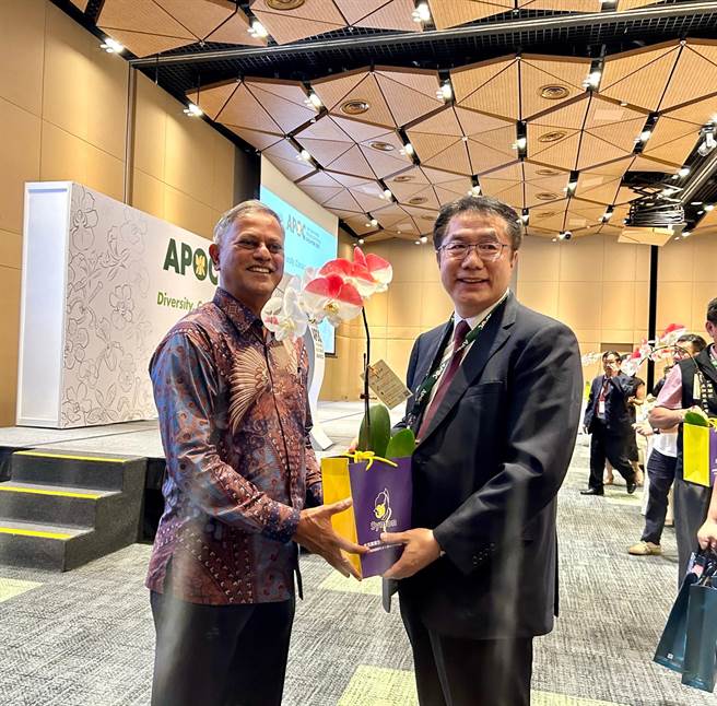 台南市长黄伟哲宣告下届亚太兰展2025年台南见。（台南市政府提供／曹婷婷台南传真）