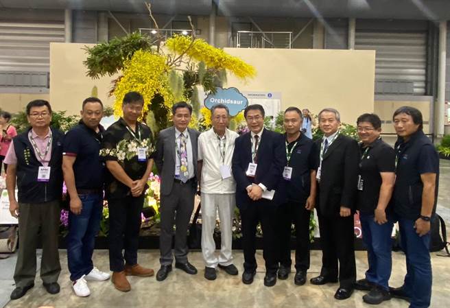 台南市长黄伟哲（右五）宣告下届亚太兰展2025年台南见。（台南市政府提供／曹婷婷台南传真）