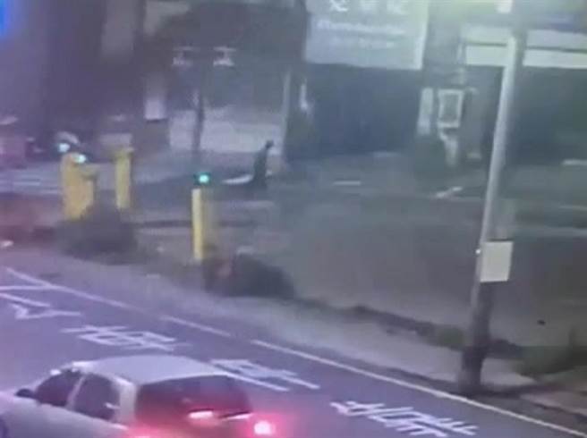 警方调查路口监视器发现叶姓老翁独自在市区行走。（警方提供／孙英哲彰化传真）