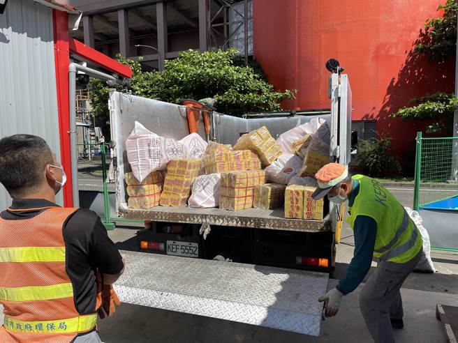 中元普渡即将到来，今年度「中元普渡纸钱集中烧活动」也已开始，民眾可联繫清洁队预约收运普渡纸钱。（高市府环保局提供／洪浩轩高雄传真）