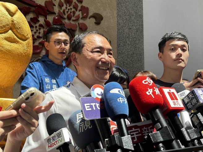 國民黨總統參選人侯友宜19日上午出席台北市中原客家崇正會70週年活動，會後受訪。（陳薏云攝）