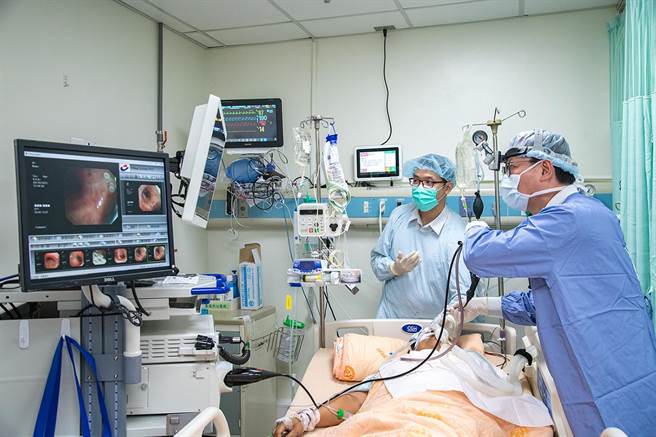 彰基医疗团队为刘姓妇人做支气管镜检查。（院方提供／孙英哲彰化传真）