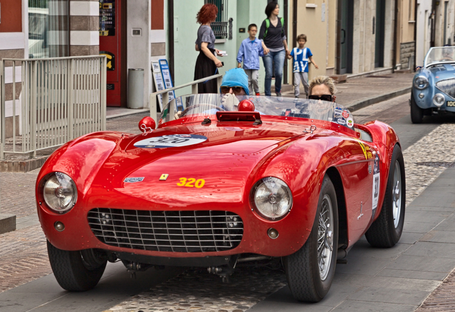 1954年打造的法拉利「世界星轮系列I」（Mondial Spider Series I）赛车，只产了13辆，图为保存完好的其中一辆骨董车。（达志影像/Shutterstock）