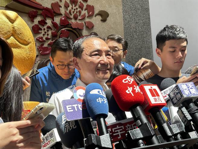 國民黨總統參選人侯友宜19日上午出席台北市中原客家崇正會70週年活動，會後受訪。（陳薏云攝）