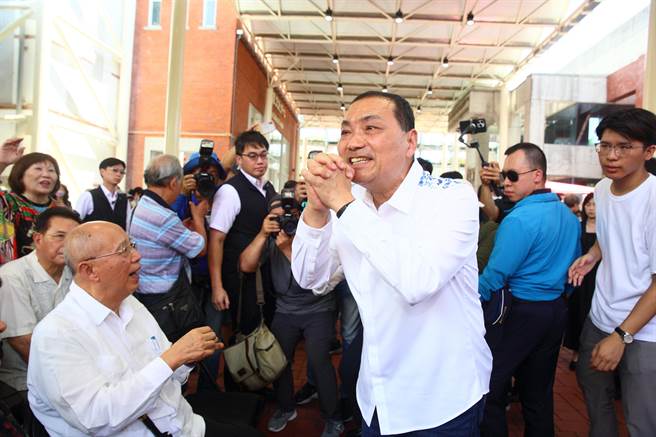 國民黨總統參選人侯友宜19日上午出席台北市中原客家崇正會70週年活動。（張鎧乙攝）