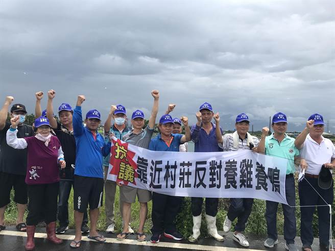 高雄有业者目前正在屏东万丹乡新钟村设立大型养鸡场，居民强烈反对，数百人19日自组「爱家乡反污染自救会」，准备长期抗争。（谢佳潾摄）