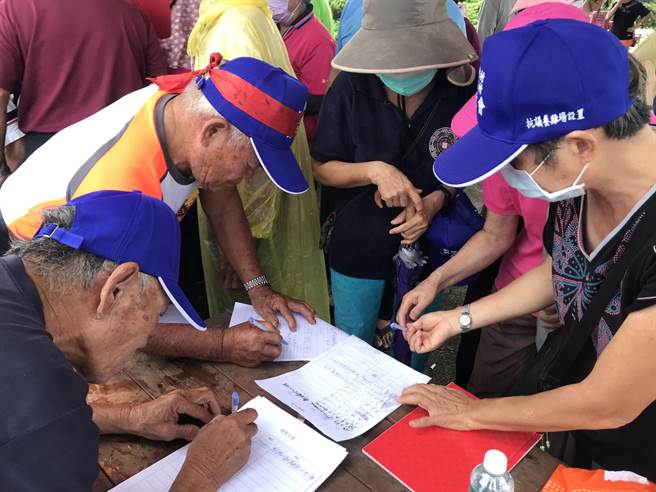 高雄有业者目前正在屏东万丹乡新钟村设立大型养鸡场，居民强烈反对，数百人19日自组「爱家乡反污染自救会」，准备长期抗争。（谢佳潾摄）