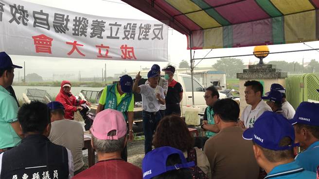 高雄有业者目前正在屏东万丹乡新钟村设立大型养鸡场，居民强烈反对，数百人19日自组「爱家乡反污染自救会」，准备长期抗争。（谢佳潾摄）