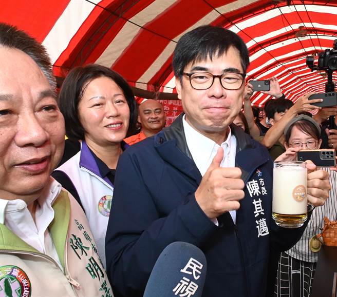 高雄「夏祭新鲜事—大岗山龙眼蜂蜜文化节」19日在阿莲区举行，高雄市长陈其迈（前右）出席并试饮蜂蜜啤酒。（林瑞益摄）