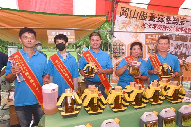 高雄「夏祭新鲜事—大岗山龙眼蜂蜜文化节」19日在阿莲区举行，在地蜂农吁请民眾多支持大岗山的蜂蜜。（林瑞益摄）
