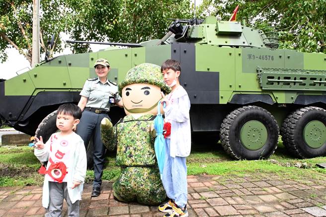 高雄「夏祭新鲜事—大岗山龙眼蜂蜜文化节」19日在阿莲区举行，陆军装甲第564旅提供装甲车，吸引民眾拍照留念。（林瑞益摄）
