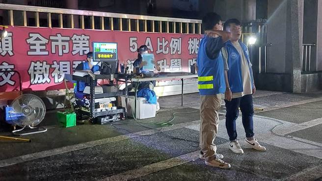 为维护市民安寧居家环境，桃园警察分局18日20至23时与市府环保局及桃园监理站组成联合稽查小组，拦查汽车5辆、大型重型机车2辆、普通重型机车20辆，合计拦查27辆。经检测噪音，合计有14辆超标。（警方提供）