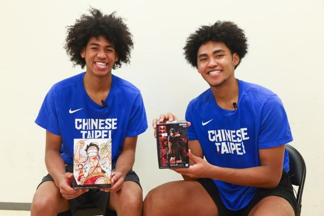 台美混血兄弟檔贺丹（Adam Hinton右）与贺博（Robert Hinton左）除了打球，也喜欢日本动漫，贺丹喜欢「火影忍者」，贺博则最爱「海贼王」（中央社）
