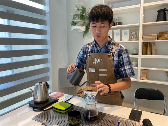 黄宥程虽然全盲，但不仅通过考试成为咖啡师，近来更创立自己的品牌「盲册咖啡」并到市集摆摊。（张亦惠摄）